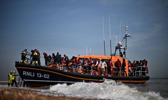 Atterrissage... les migrants sont aidés à terre par l'équipage de Dungeness RNLI