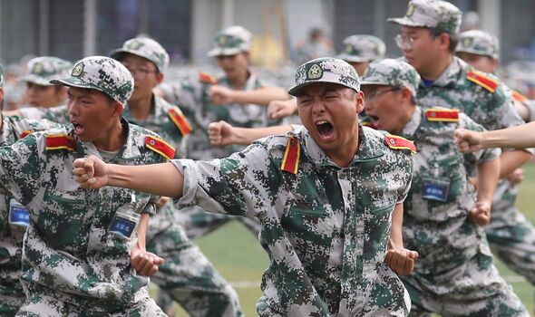 Des étudiants de première année suivent une formation militaire à l'Université des postes et télécommunications de Nanjing