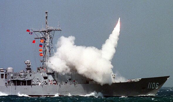 Un missile standard est lancé dans les airs depuis une frégate de classe Cheng Kung lors d'une répétition militaire 