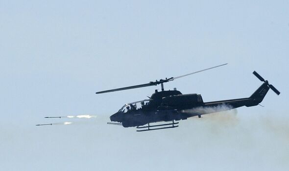 L'hélicoptère AH-1W de l'armée taïwanaise lance des roquettes ciblant un faux ennemi lors d'un exercice anti-atterrissage à Yilan