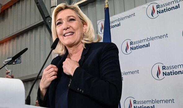 Le Pen prononce un discours après les premiers résultats des élections législatives à Hénin-Beaumont, dans le nord de la France
