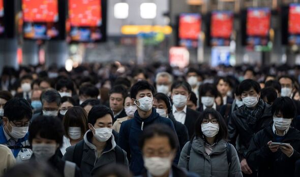Des personnes portant des masques au Japon.