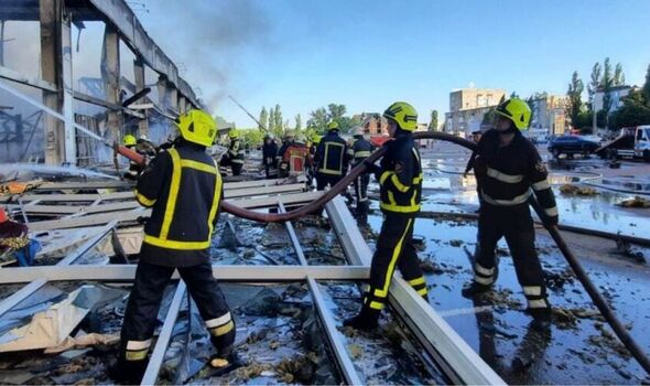 Des pompiers ukrainiens éteignent un incendie provoqué par la frappe russe sur un centre commercial près de Kremenchuk. 