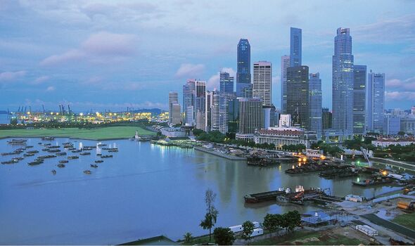 Vue grand angle des bâtiments au bord de l'eau, la ville de Singapour