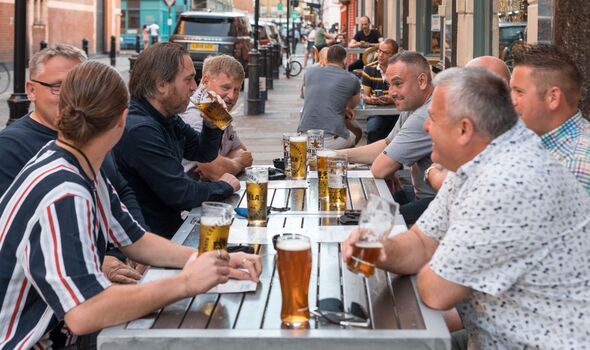 Vu des gens boire de la bière dans un bar de Soho, Londres