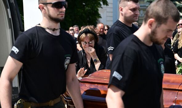 La mère (C) d'un soldat ukrainien tué sur le champ de bataille réagit devant le cercueil de son fils