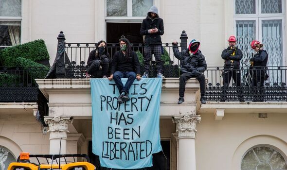 Des manifestants devant la maison d'un oligarque à Londres. 