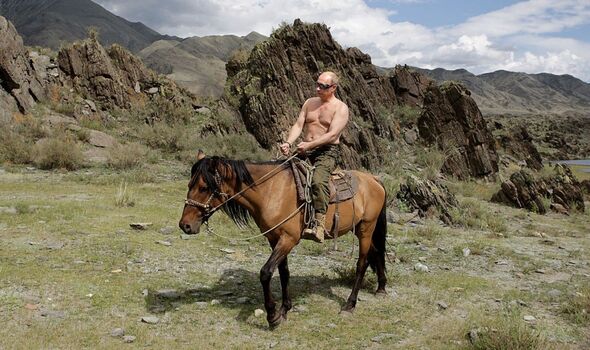 Poutine : A cheval en Sibérie