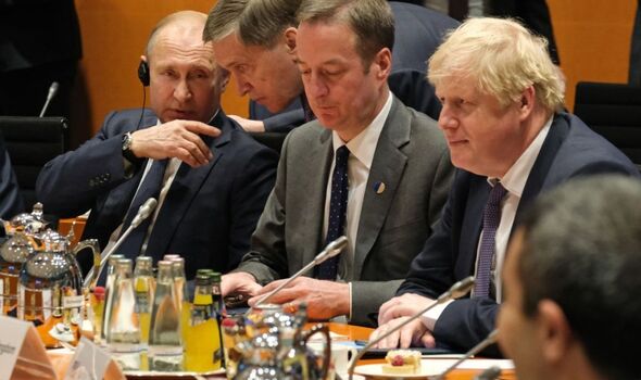 Boris Johnson : Le premier ministre (R) s'est moqué de l'image macho de Poutine.