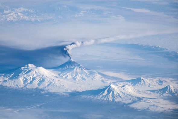Le volcan Bolshaya Udina : La chaîne volcanique du Kamchatka vue depuis l'ISS. 