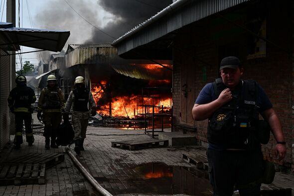 Les pompiers tentent d'éteindre les flammes après l'attaque du marché de Slovyansk.