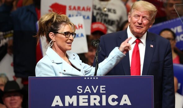 Sarah Palin (à gauche) et Donald Trump (à droite) lors du rassemblement à Anchorage, en Alaska.