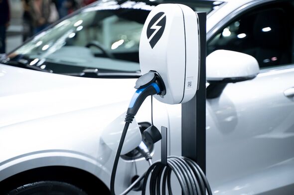 L'interdiction des ventes de voitures neuves à essence et diesel d'ici 2030