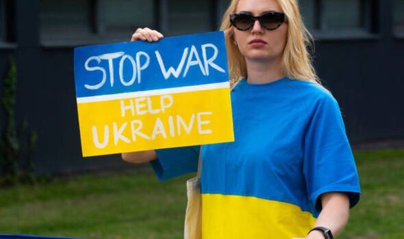 Manifestant allemand contre la guerre portant des couleurs ukrainiennes.