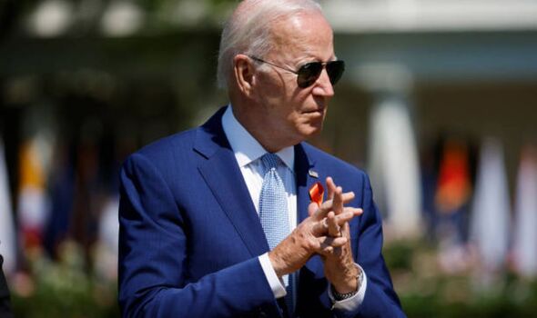 Joe Biden en lunettes de soleil