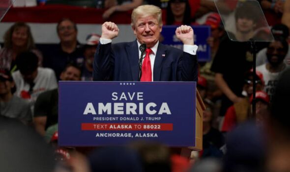 Donald Trump au podium de Save America
