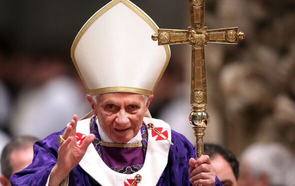 Le pape Benoît XVI dirige l'office du mercredi des cendres à la basilique Saint-Pierre.