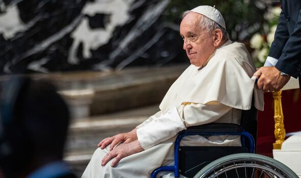 Le Pape François, en fauteuil roulant, quitte la Basilique après la Sainte Messe.