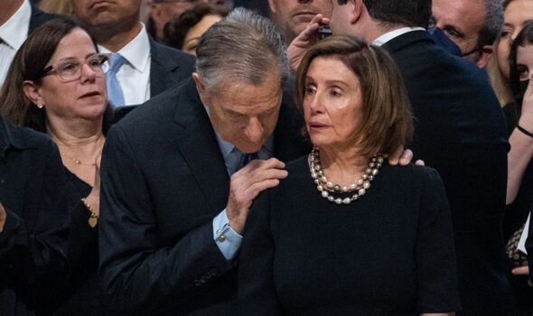 La présidente de la Chambre des représentants des Etats-Unis, Nancy Pelosi (R), et son mari Paul Pelosi (C), assistent à une messe.