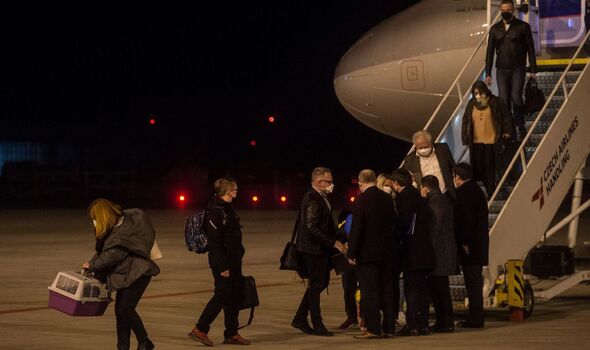 Des diplomates russes montent dans un avion.
