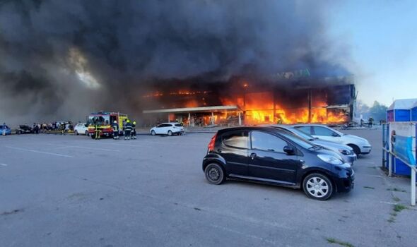 Un bâtiment en feu avec les services d'urgence.