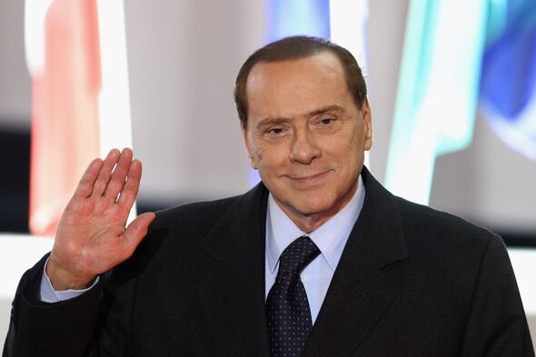 Mme Meloni connaît assez bien M. Berlusconi puisqu'elle a été ministre de la Jeunesse dans son cabinet.