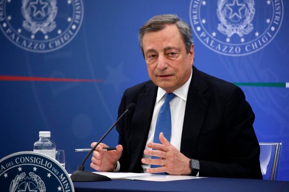 Cependant, le président Sergio Mattarella a rejeté la démission de Mario Draghi.