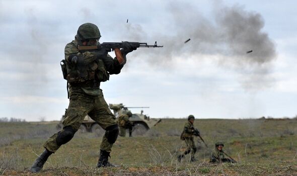 Les troupes militaires russes participent à un exercice militaire