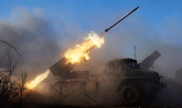 Les rebelles pro-russes tirent des roquettes sur les positions ukrainiennes