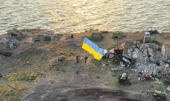 L'Ukraine hisse le drapeau sur Snake Island