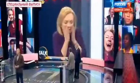Images de la réaction de Liz Truss à l'évanouissement de Kate McCann sur la chaîne russe Channel 1.