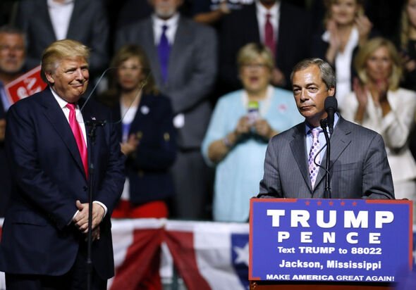 Donald Trump (à gauche) et Nigel Farage (à droite) sur la piste de campagne en 2016.