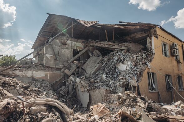 Une vue des ruines de l'Atlantic Hotel bombardé à Bakhmut
