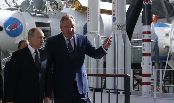 Vladimir Poutine et l'ancien directeur général de Roscosmos, Dmitry Rogozin.
