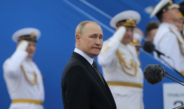Poutine assiste au défilé de la Journée de la marine russe