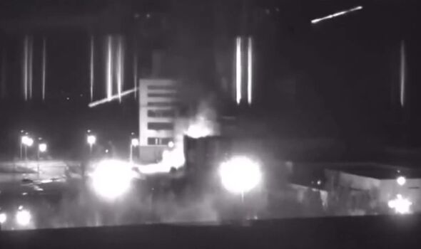 Une capture d'écran capturée à partir d'une vidéo montre une vue de la centrale nucléaire de Zaporizhzhia lors d'un incendie à la suite d'affrontements autour du site