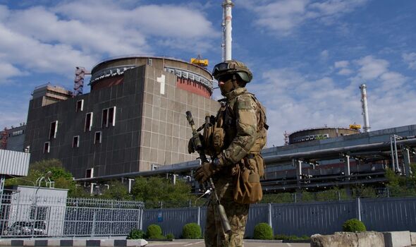Un militaire russe patrouille sur le territoire de la centrale nucléaire de Zaporizhzhia