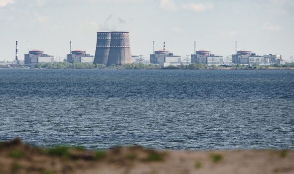 la centrale nucléaire de Zaporizhzhia, située dans la zone sous contrôle russe d'Enerhodar, vue de Nikopo
