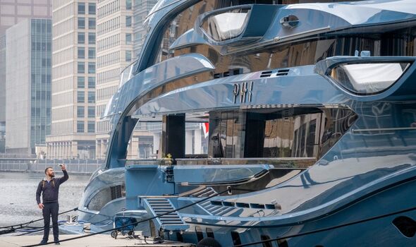 Le super-yacht 'Phi' de 58 m (192 pieds) de 38 millions de livres sterling reste saisi