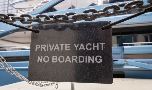 le super-yacht 'Phi' reste saisi à 'Dollar Bay' dans les Docklands de Londres, saisi par le Royaume-Uni 