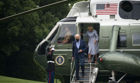 Joe et Jill Biden sortant d'un hélicoptère.