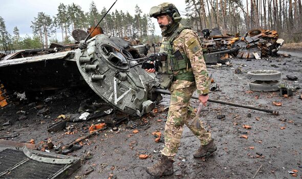Le nombre de victimes russes continue d'augmenter - un soldat ukrainien marche à côté d'un désastre.