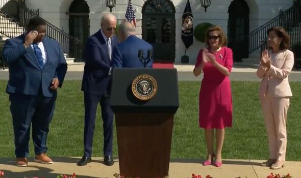 Le sénateur américain Schumer serrant la main de Joe Biden.