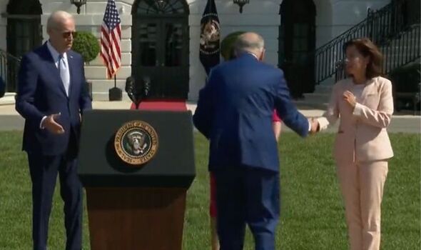 Joe Biden serrant la main de l'air 
