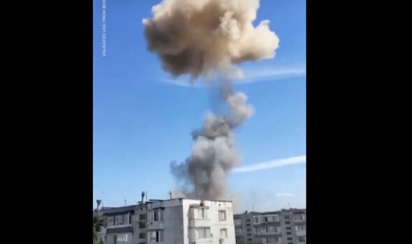 Fumée provenant de la base aérienne russe de Saki en Crimée.