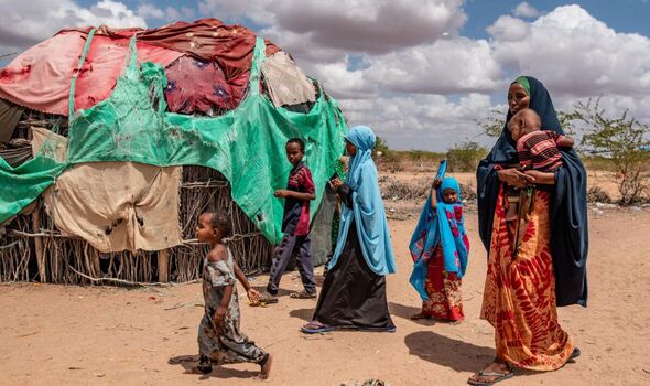 Halima et sa famille devant leur maison dans un village touché par la sécheresse du comté de Garissa.