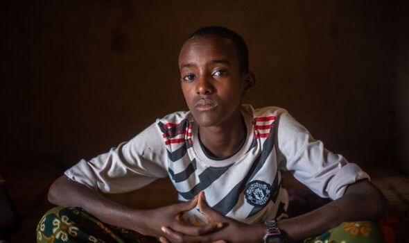 Dualle, 14 ans, photographié chez lui dans un village touché par la sécheresse dans le comté de Garissa.