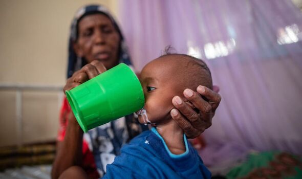 Tasnim, 63 ans, donne du lait à son petit-fils de six mois souffrant de malnutrition sévère.