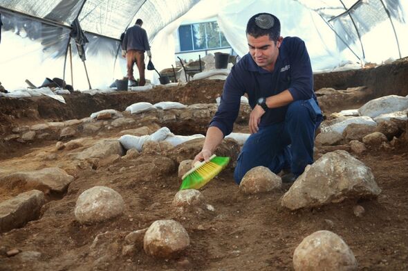Les chercheurs creusent les projectiles de pierre