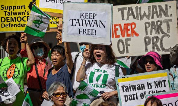 Photo de personnes manifestant pour que Taïwan reste indépendante 